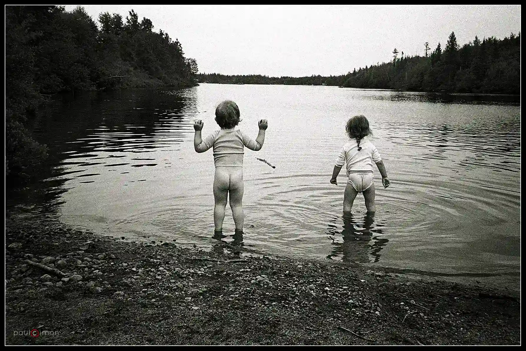 Olivier et Marie Julie (juillet 1980) enfants dans un lac